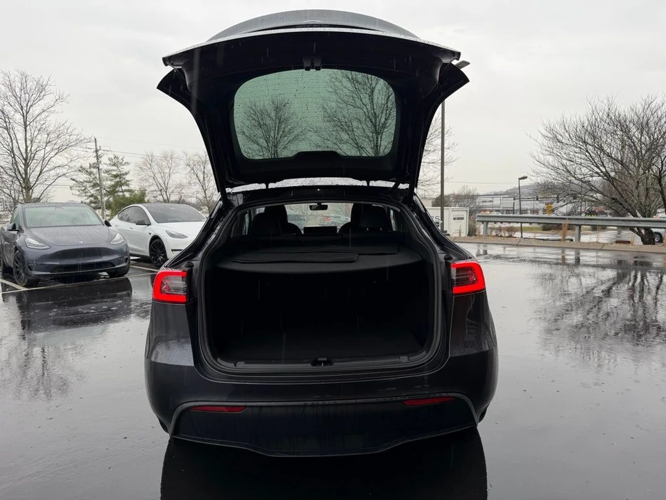 2025 Tesla Model Y - Image 5 of 14
