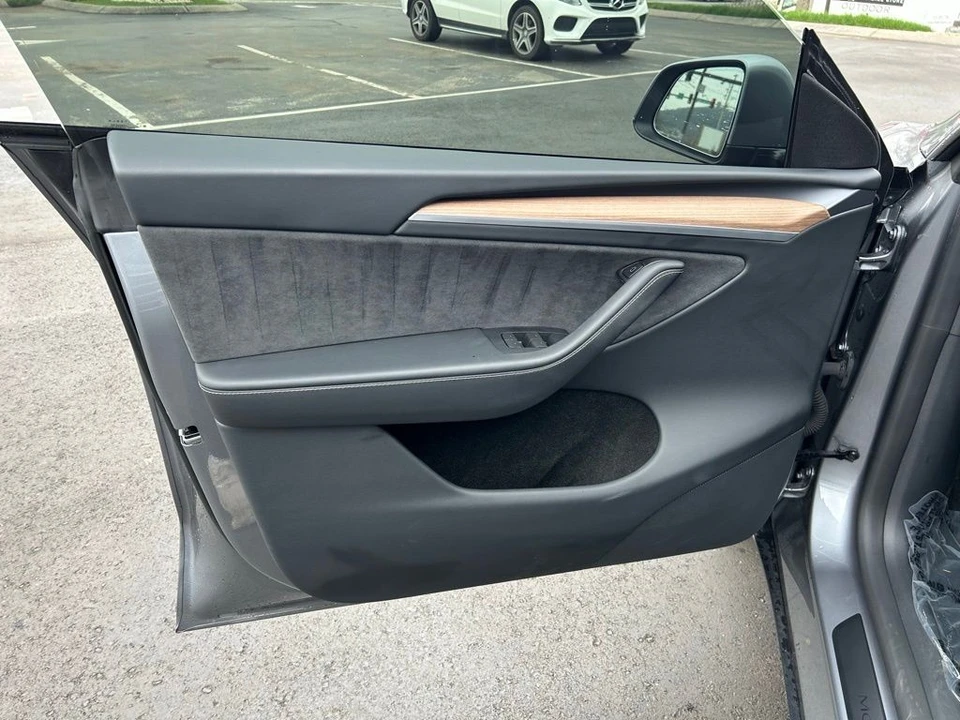 2025 Tesla Model Y - Image 14 of 17