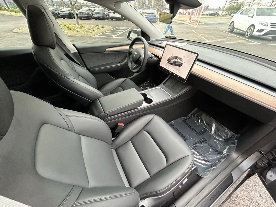 2025 Tesla Model Y - Image 11 of 17
