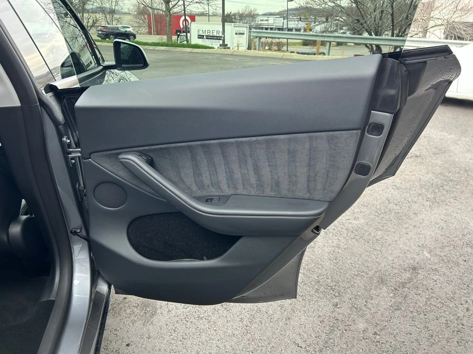 2025 Tesla Model Y - Image 8 of 17