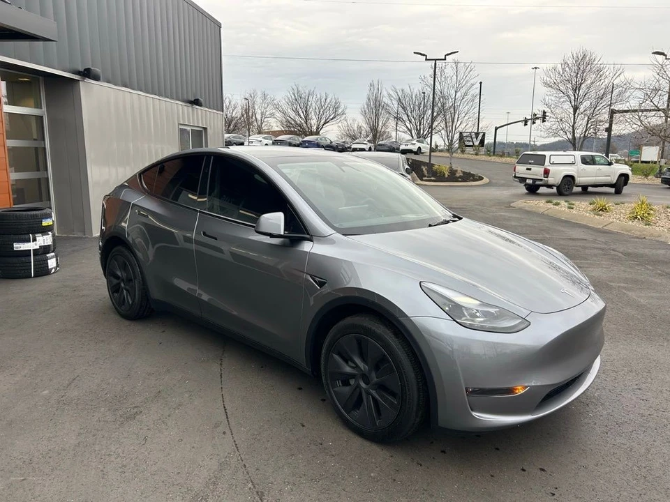 2025 Tesla Model Y - Image 3 of 17