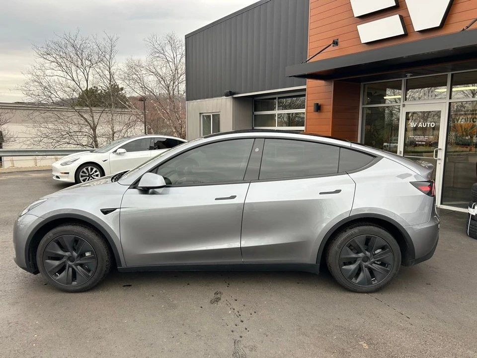 2025 Tesla Model Y - Image 5 of 17