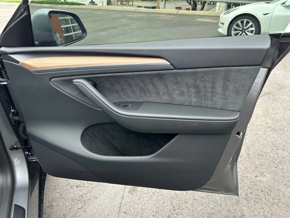 2025 Tesla Model Y - Image 10 of 17