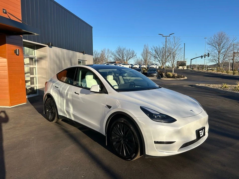 2025 Tesla Model Y - Image 3 of 17