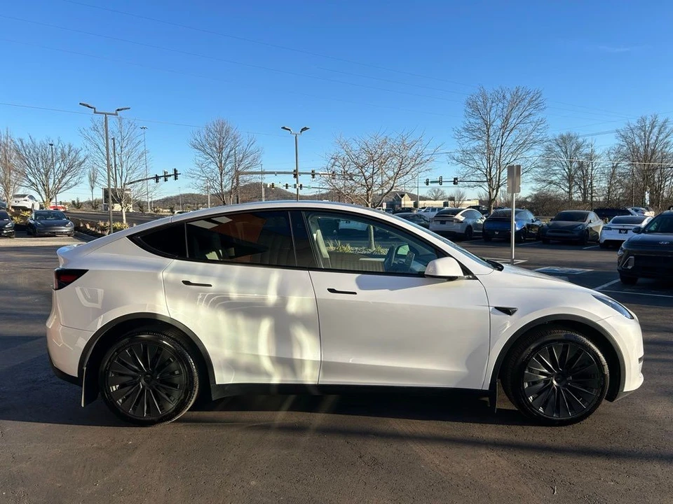 2025 Tesla Model Y - Image 4 of 17