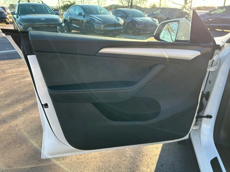 2025 Tesla Model Y - Image 14 of 17