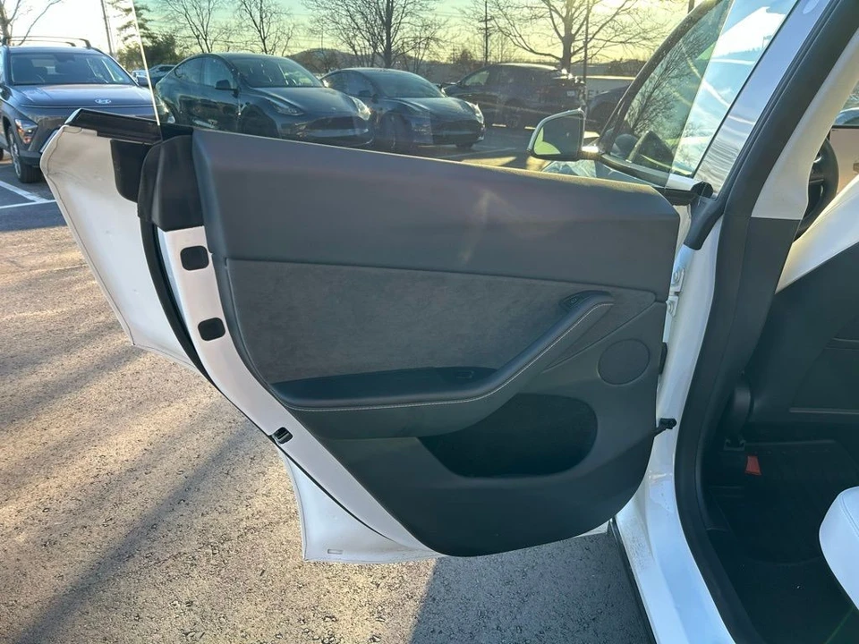 2025 Tesla Model Y - Image 10 of 17