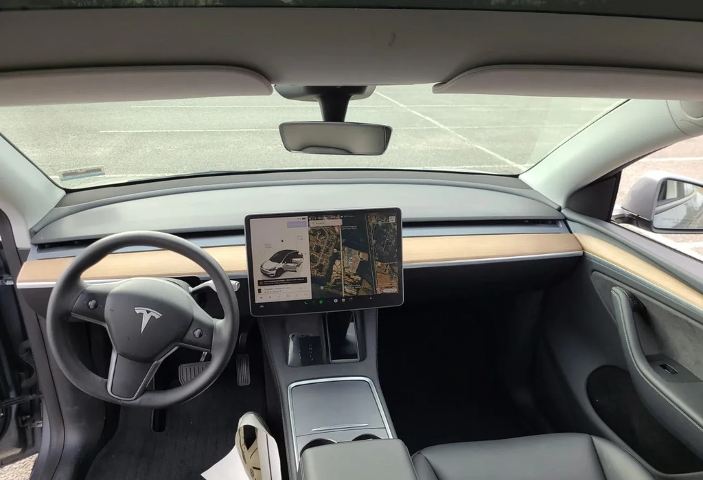 2025 Tesla Model Y - Image 6 of 10