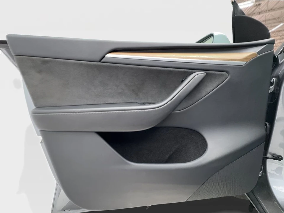 2025 Tesla Model Y - Image 19 of 21