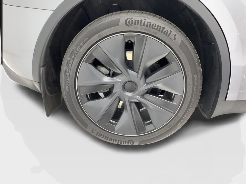 2025 Tesla Model Y - Image 14 of 21