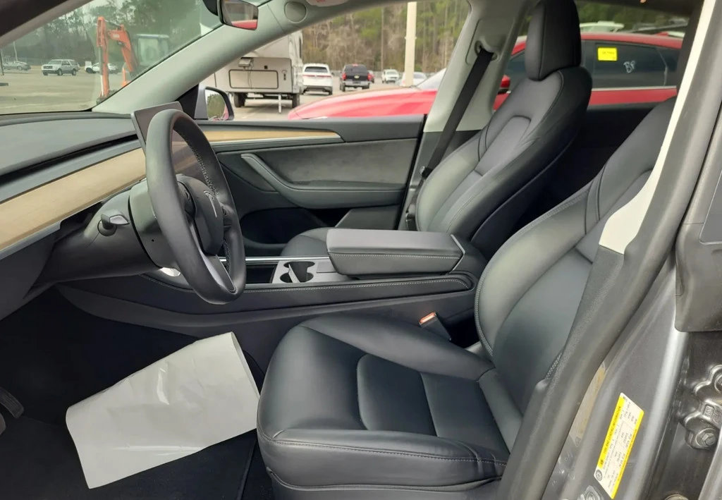 2025 Tesla Model Y - Image 4 of 10