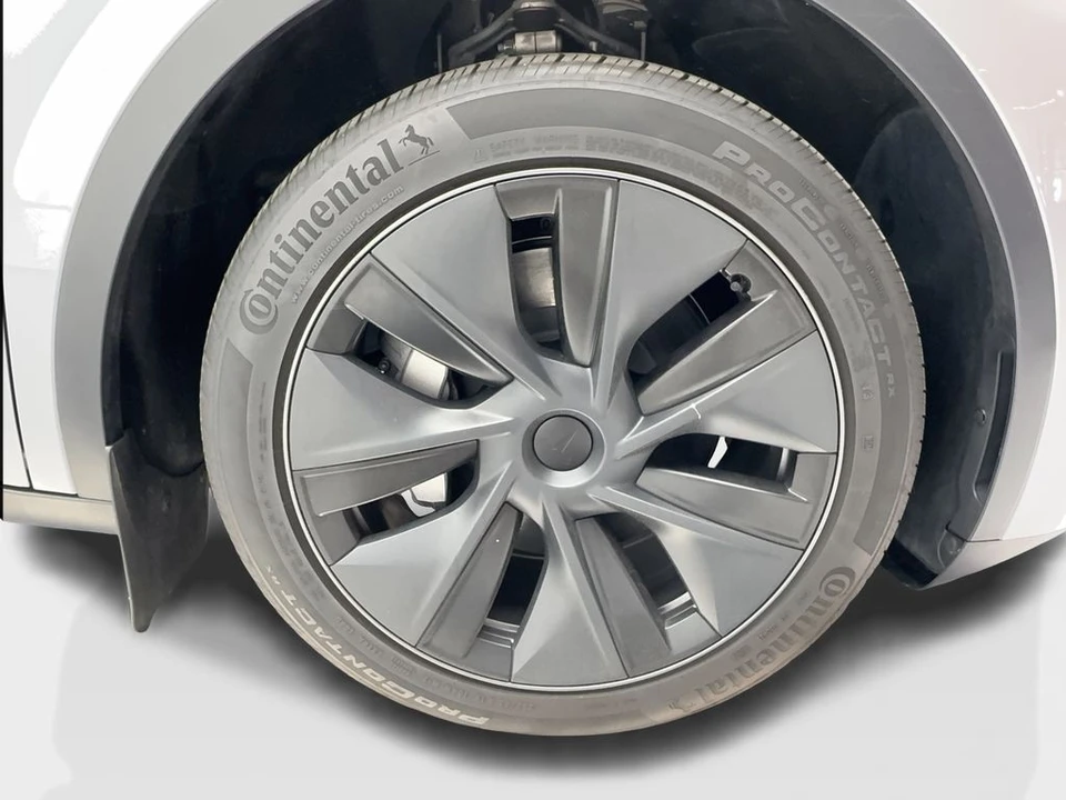 2025 Tesla Model Y - Image 13 of 21