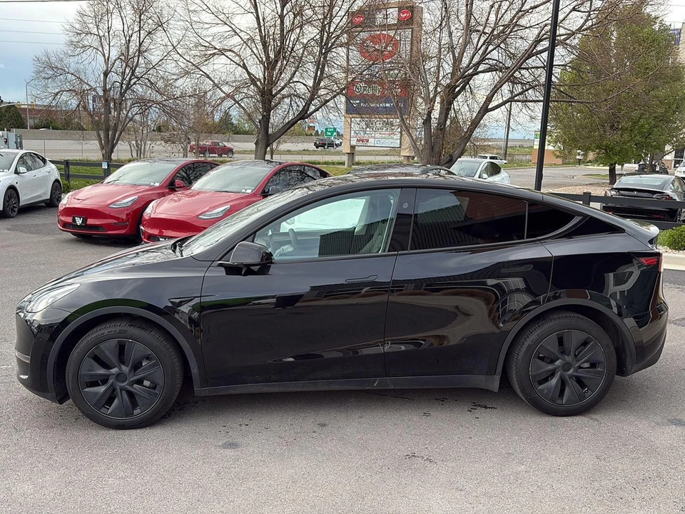 2025 Tesla Model Y - Image 5 of 21
