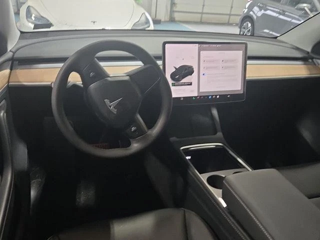 2025 Tesla Model Y - Image 8 of 9