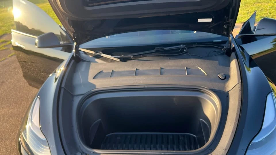 2025 Tesla Model Y - Image 7 of 8