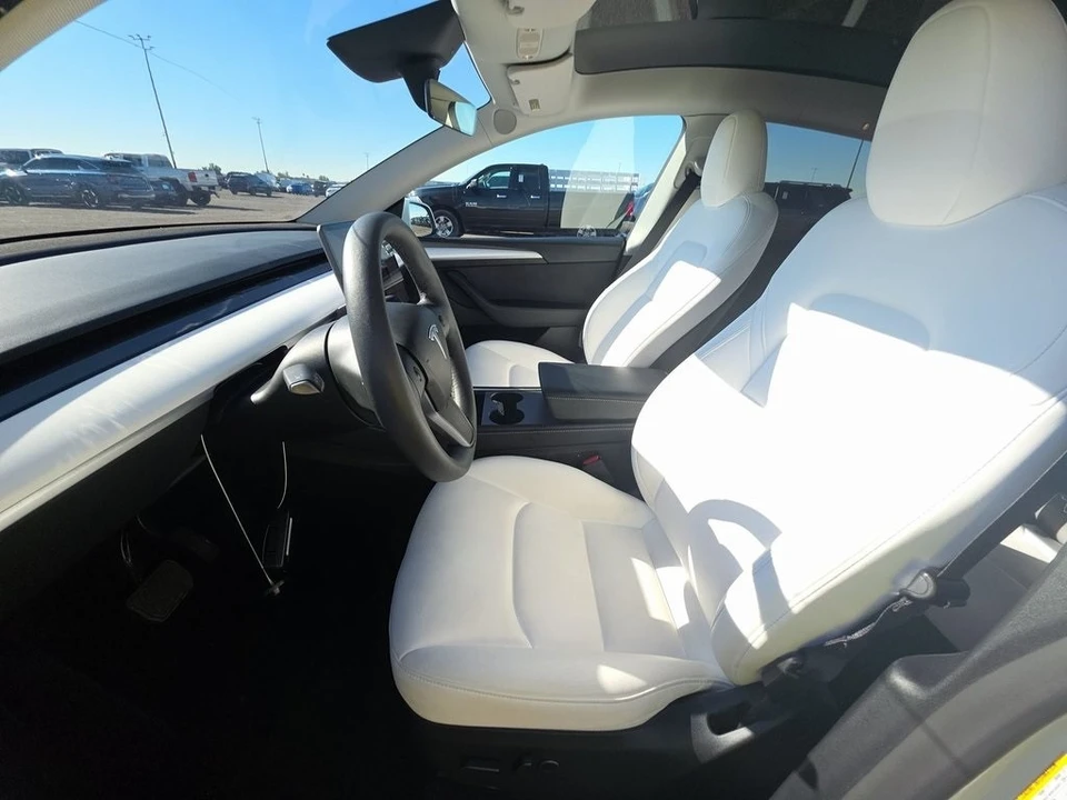 2025 Tesla Model Y - Image 4 of 10