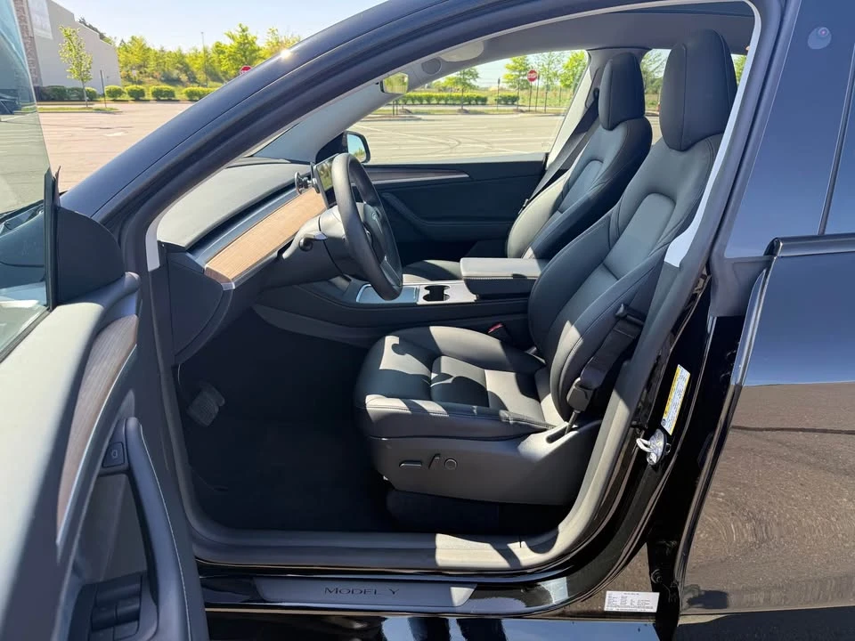 2025 Tesla Model Y - Image 9 of 20