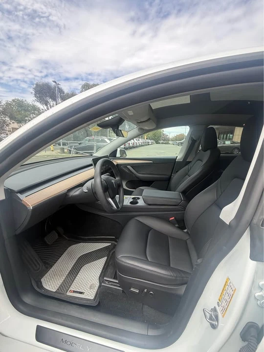 2025 Tesla Model Y - Image 9 of 12
