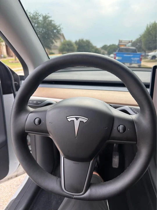 2025 Tesla Model Y - Image 9 of 10
