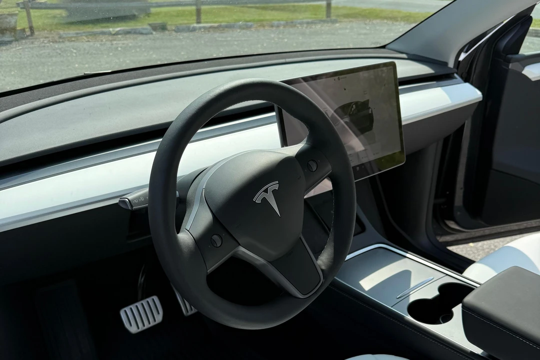 2025 Tesla Model Y Performance - Image 15 of 31