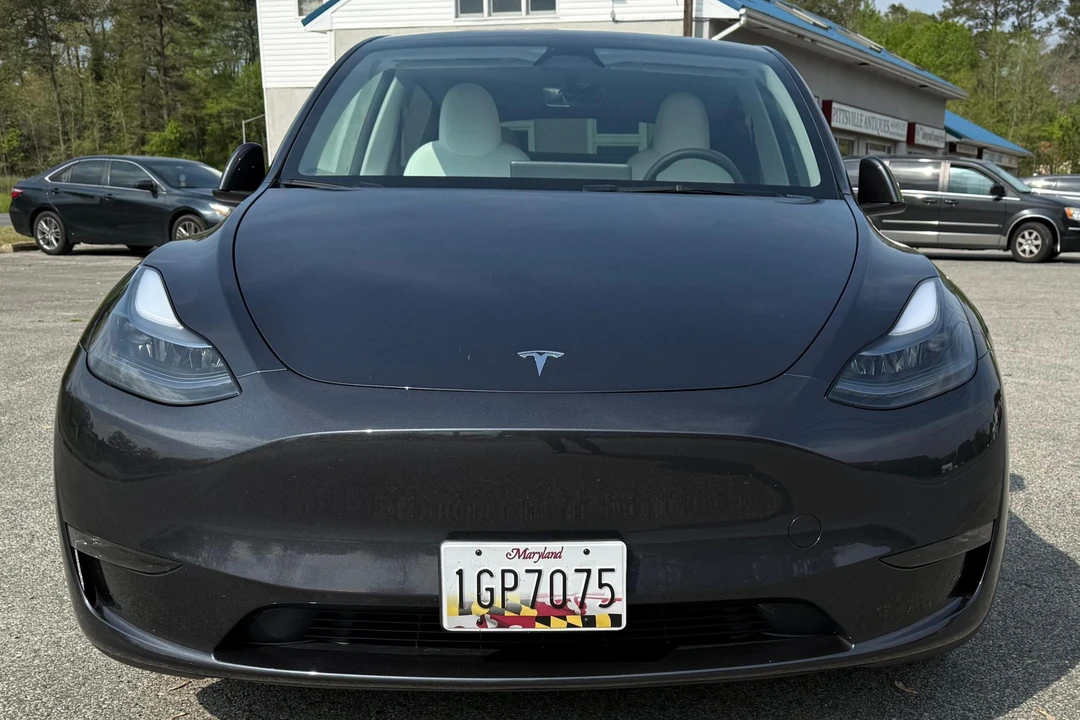 2025 Tesla Model Y Performance - Image 2 of 31