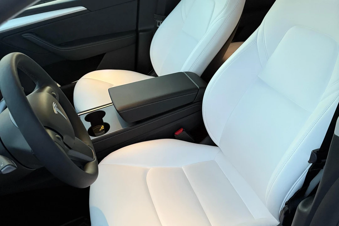 2025 Tesla Model Y Performance - Image 16 of 31