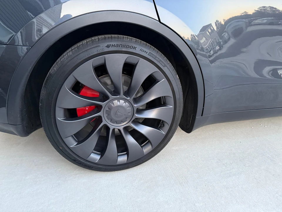 2025 Tesla Model Y Performance - Image 13 of 31