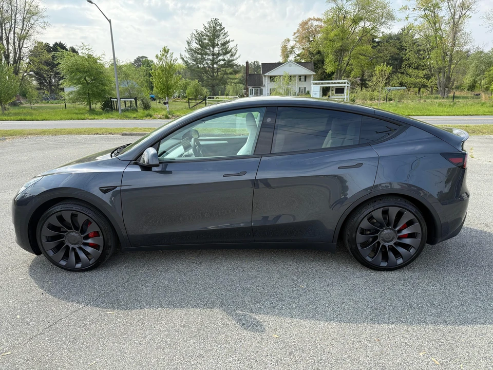 2025 Tesla Model Y Performance - Image 6 of 31