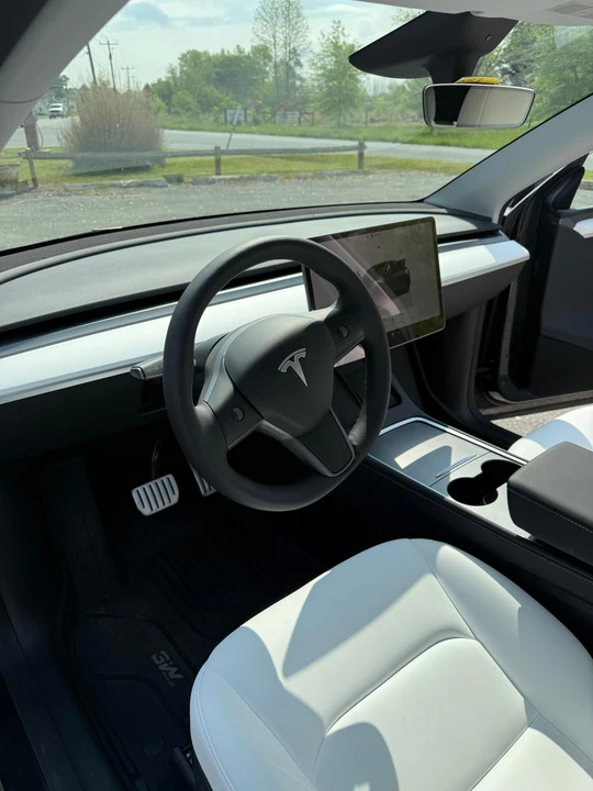 2025 Tesla Model Y Performance - Image 27 of 31