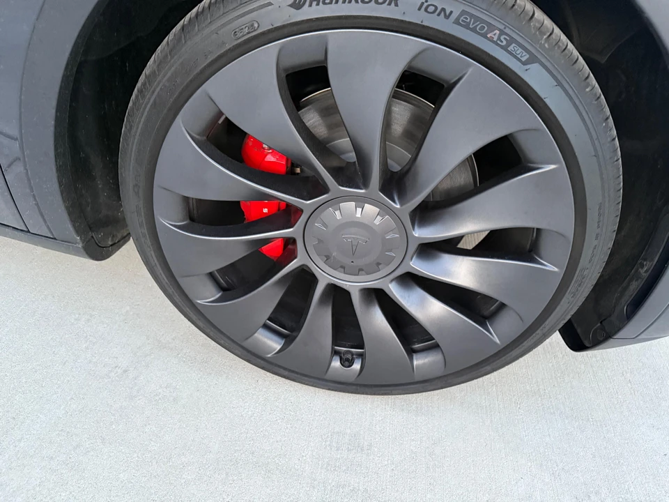 2025 Tesla Model Y Performance - Image 14 of 31
