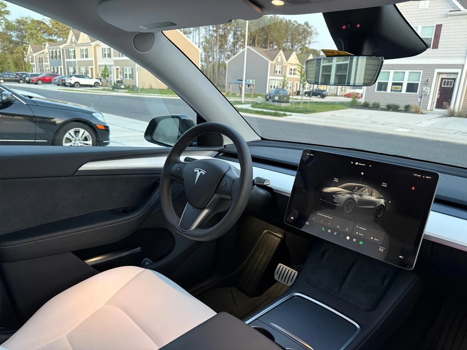 2025 Tesla Model Y Performance - Image 28 of 31