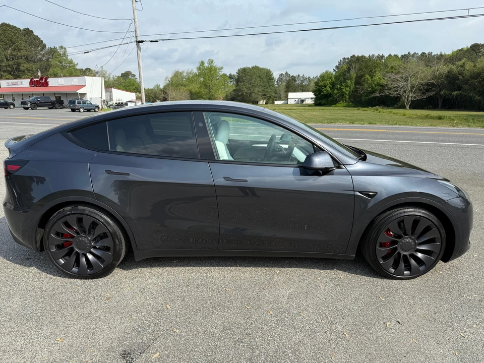 2025 Tesla Model Y Performance - Image 8 of 31