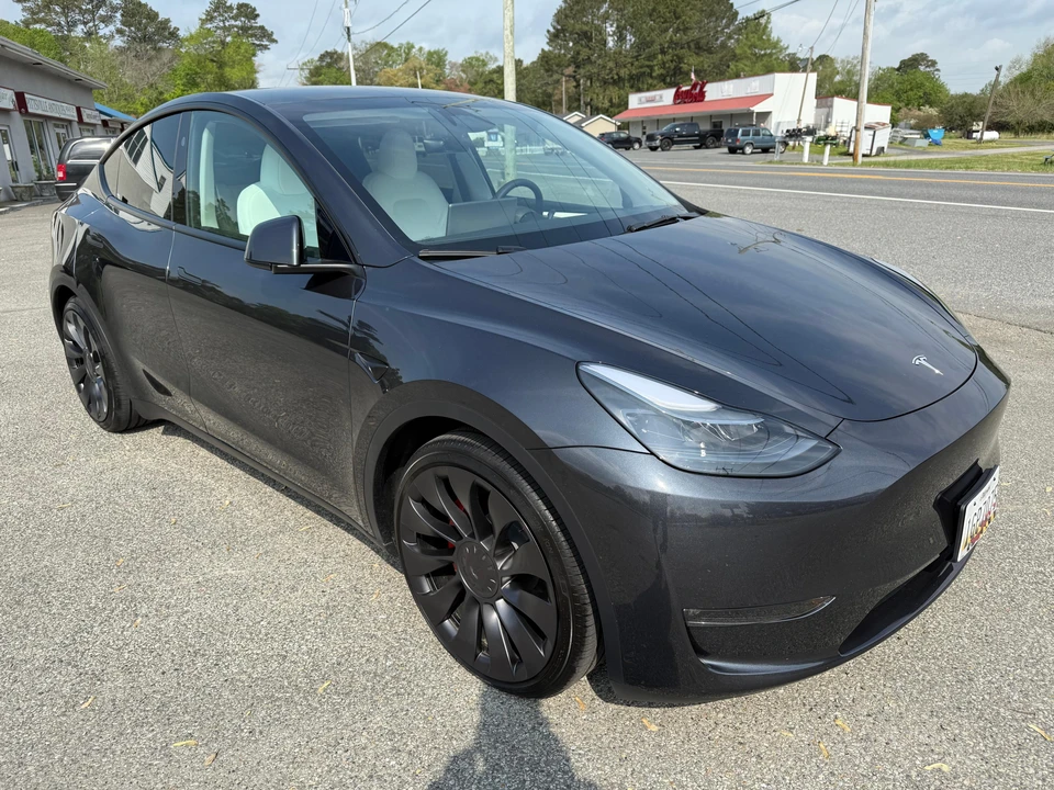 2025 Tesla Model Y Performance - Image 9 of 31
