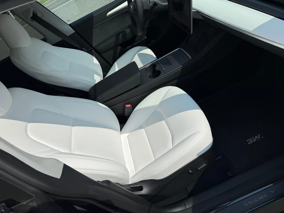 2025 Tesla Model Y Performance - Image 22 of 31