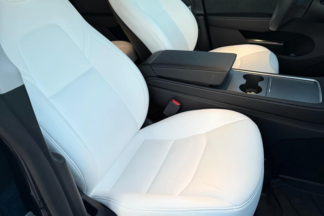 2025 Tesla Model Y Performance - Image 17 of 31