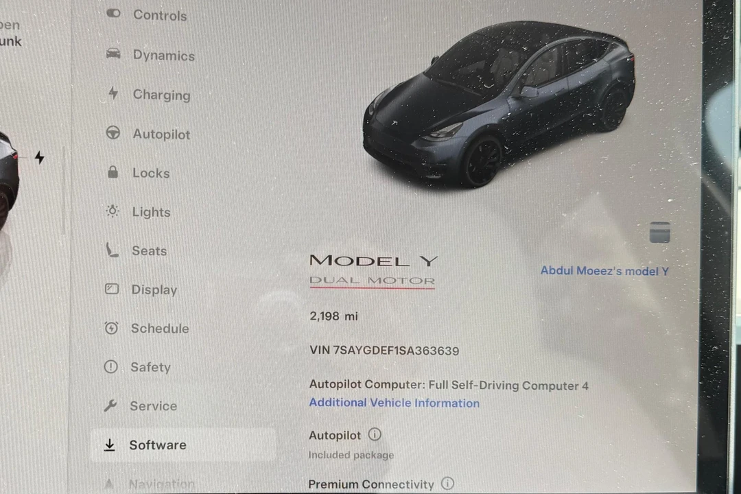 2025 Tesla Model Y Performance - Image 18 of 31