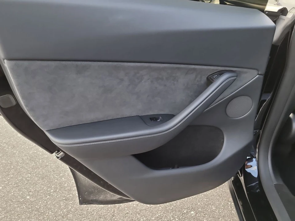 2025 Tesla Model Y Performance - Image 9 of 12