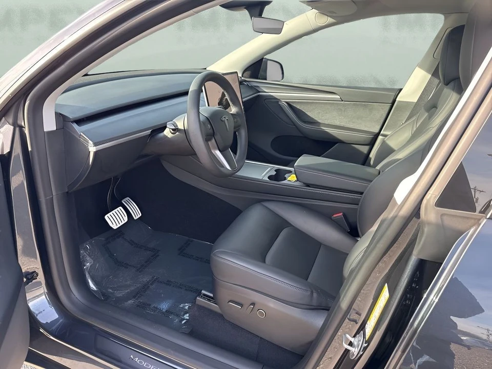 2025 Tesla Model Y Performance - Image 9 of 12