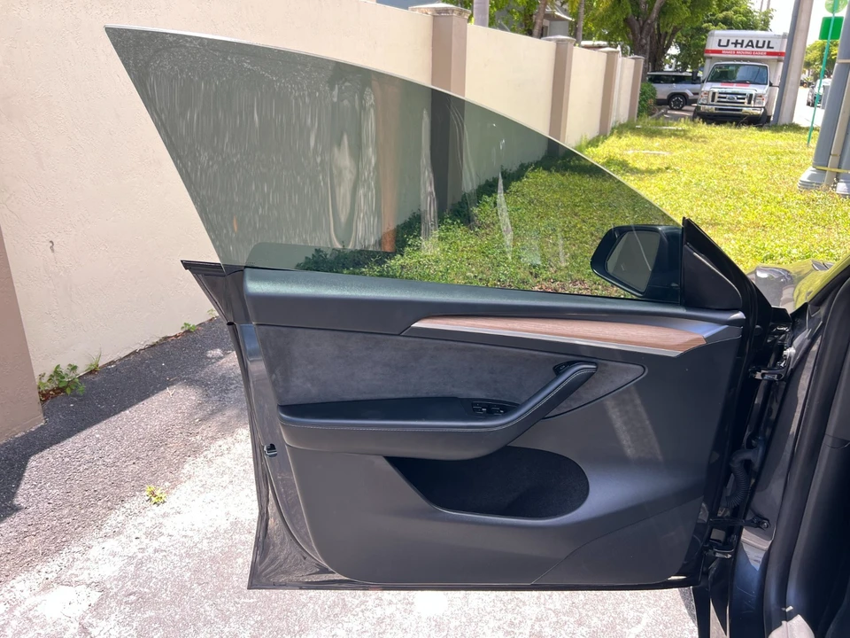 2025 Tesla Model Y - Image 14 of 31