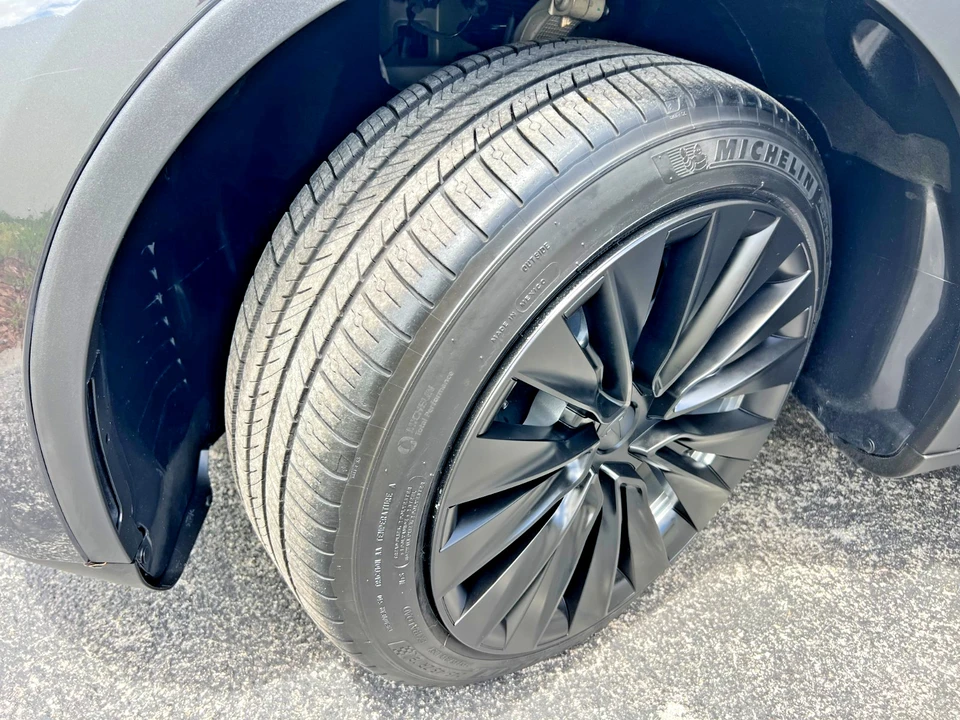 2025 Tesla Model Y - Image 10 of 31