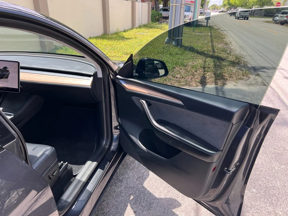 2025 Tesla Model Y - Image 17 of 31