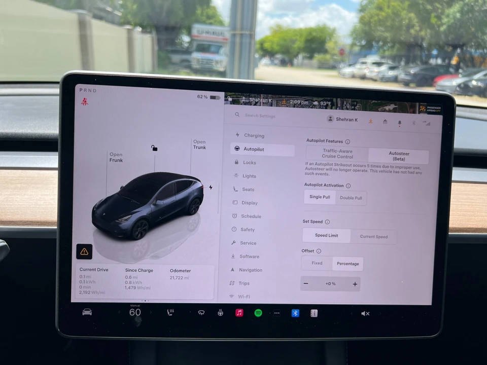 2025 Tesla Model Y - Image 23 of 31