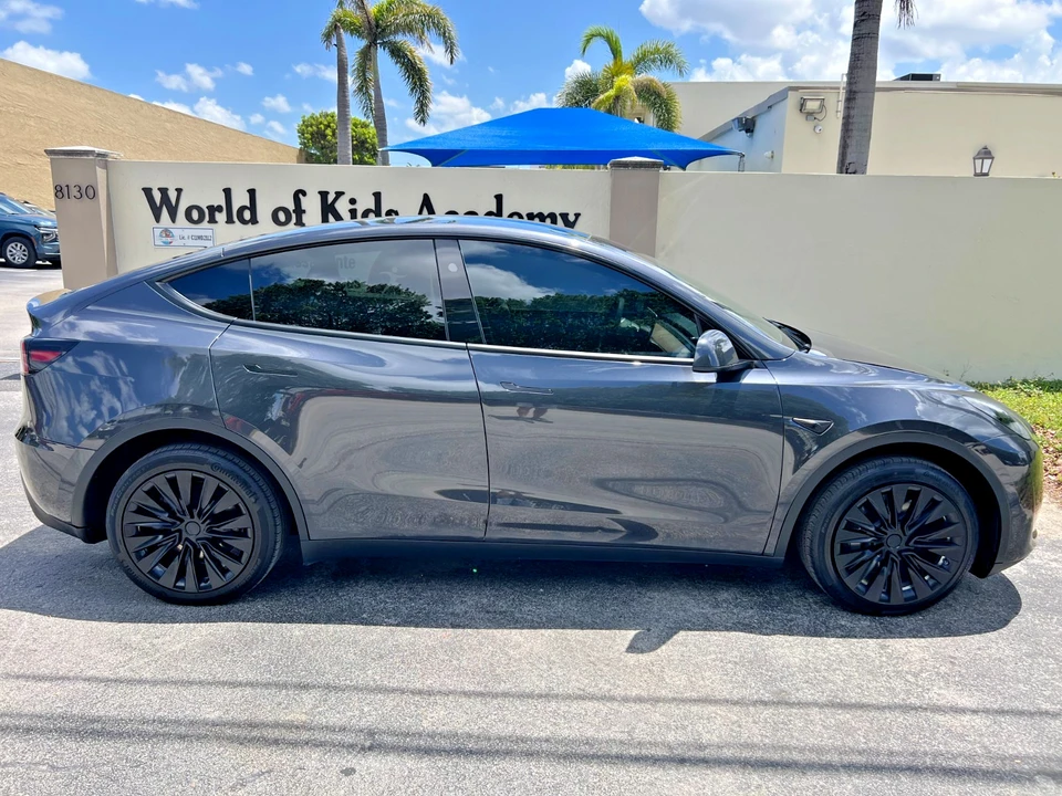 2025 Tesla Model Y - Image 9 of 31