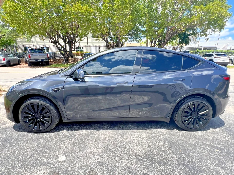 2025 Tesla Model Y - Image 5 of 31