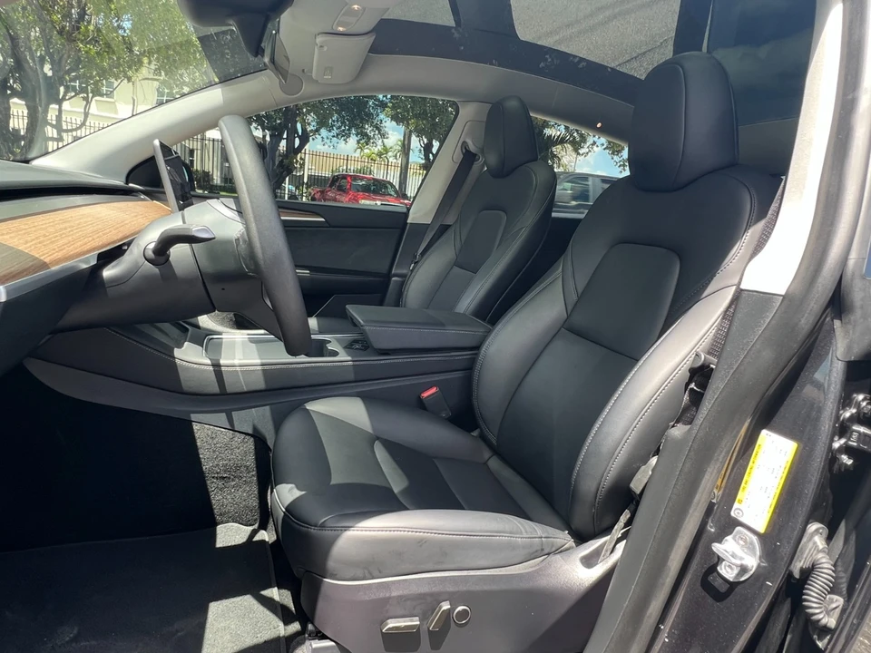 2025 Tesla Model Y - Image 13 of 31