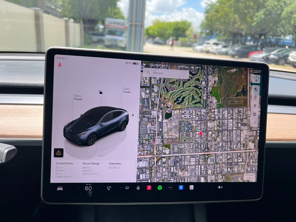 2025 Tesla Model Y - Image 20 of 31