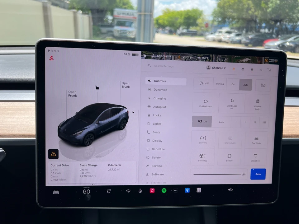2025 Tesla Model Y - Image 21 of 31