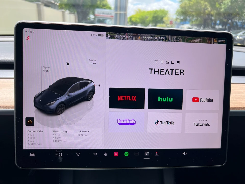 2025 Tesla Model Y - Image 29 of 31