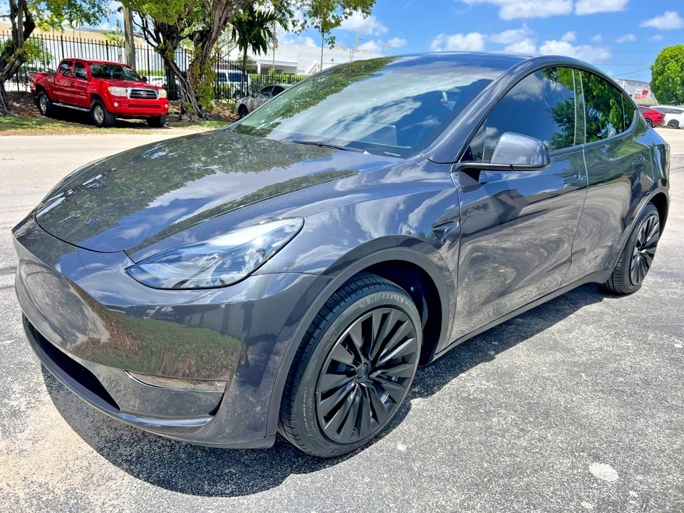 2025 Tesla Model Y - Image 4 of 31