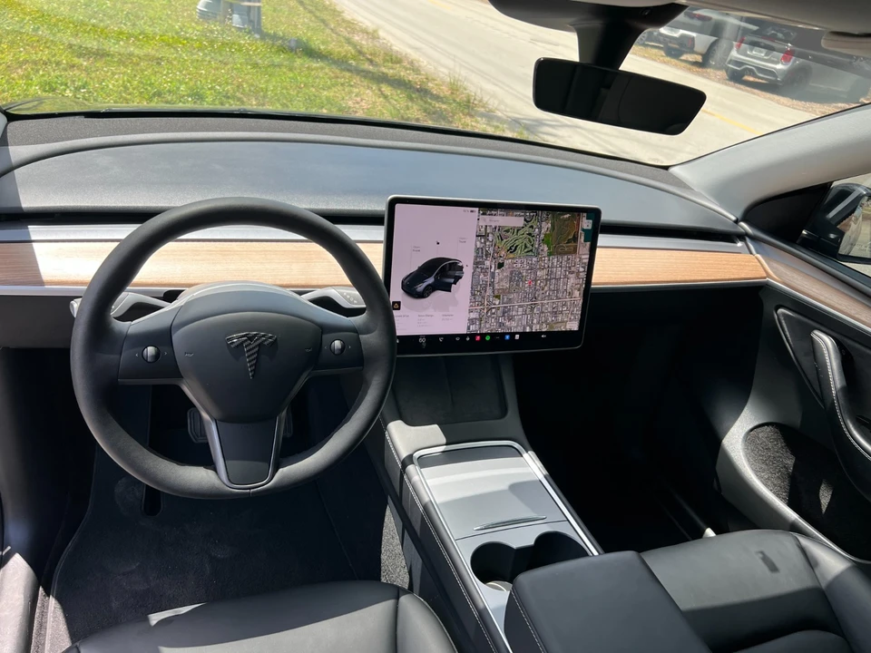 2025 Tesla Model Y - Image 19 of 31